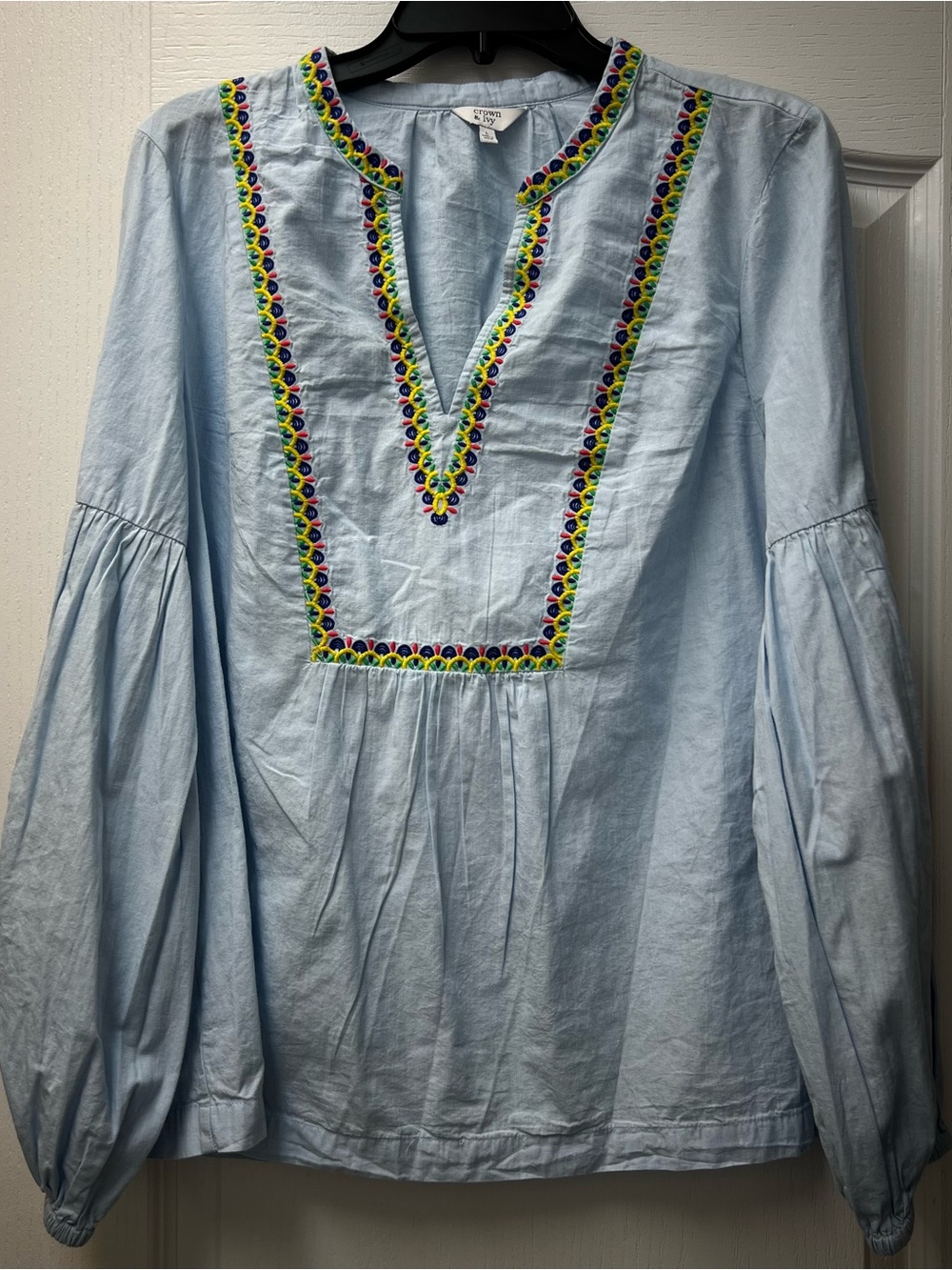 Crown & Ivy Light Blue Embroidered V-Neck Long Sleeve Tunic Top Sz L